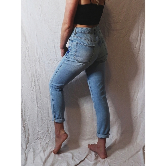 Embroidered Floral Light-Wash Forever 21 Jeans - Picture 10 of 11
